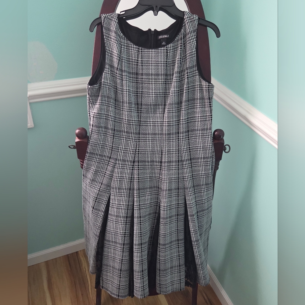Roz & Ali Black and White Dress